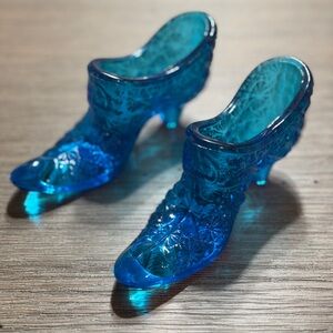 🎀 Fenton Art Glass Company vintage pair blue miniature glass shoes.  “Daisy” 🎀